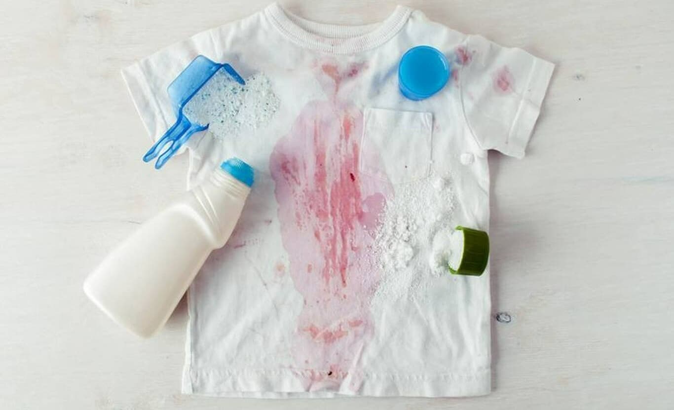 راهنمای جامع پاک کردن لکه لبو از روی لباس: نکات و روشهای موثر